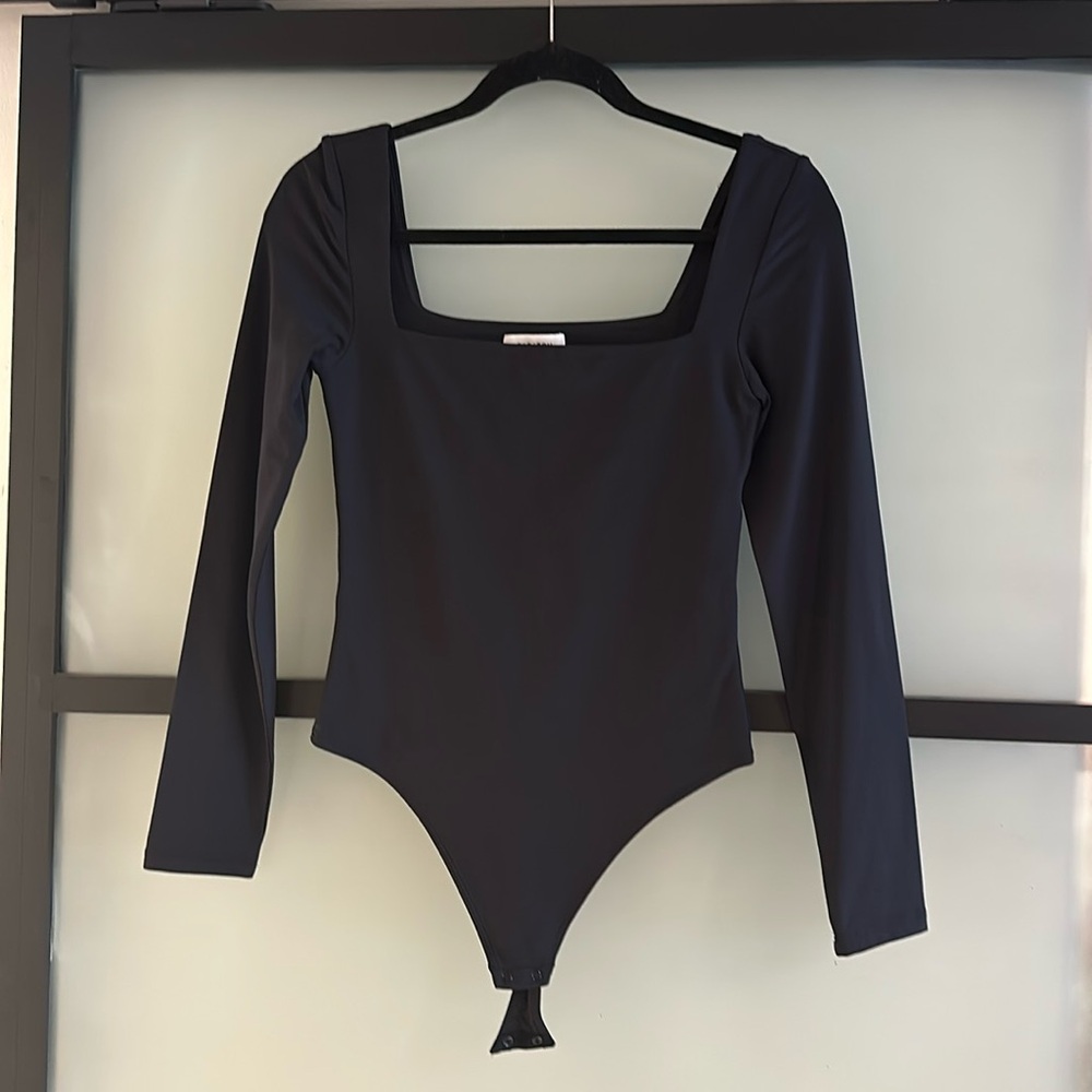 Aritzia Babaton square neck bodysuit size M. Excellent Condition